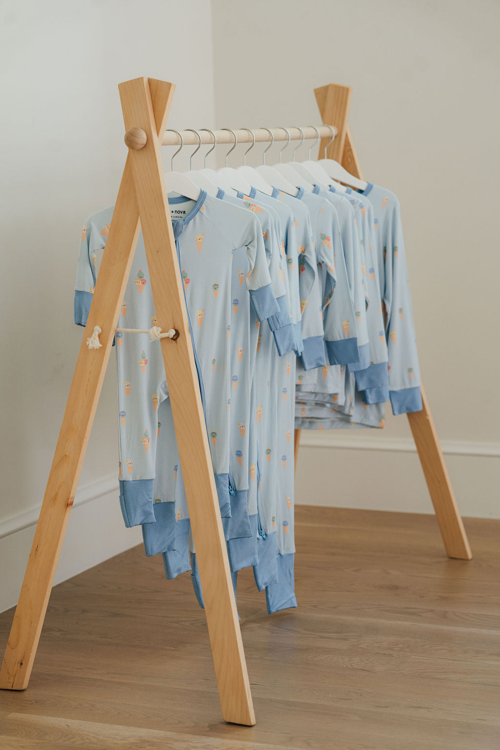 Både baby och barnpyjamasar