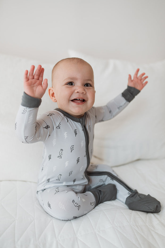 Baby i en pyjamas med blixtar 
