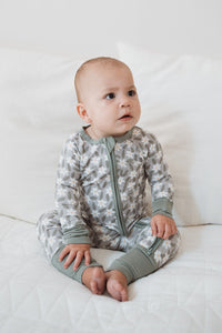 Baby i pyjamas med gröna blommor