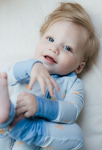 Baby klädd i pyjamas i bambu