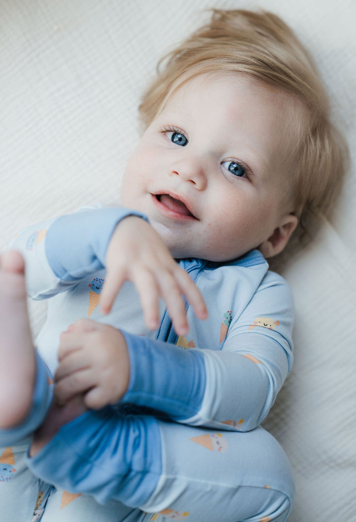 Baby klädd i pyjamas i bambu