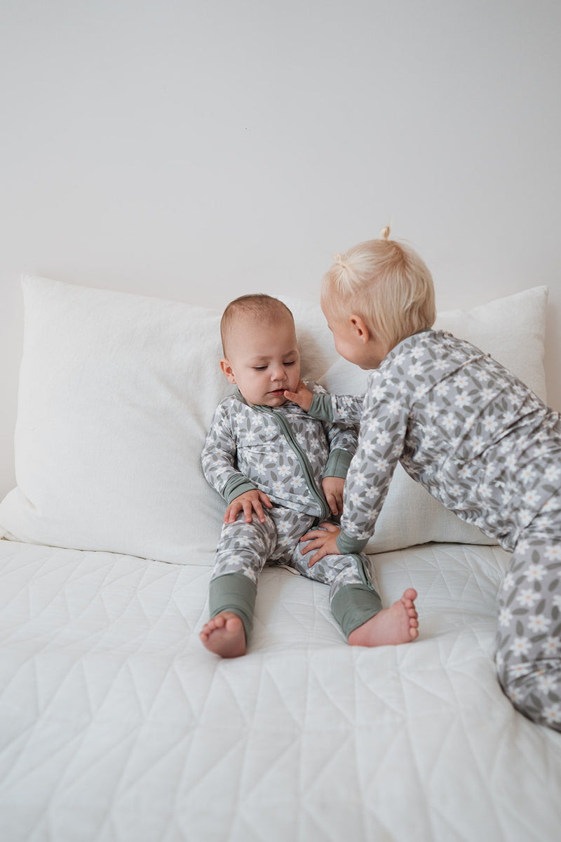 Baby och barn i matchande gröna pyjamasar