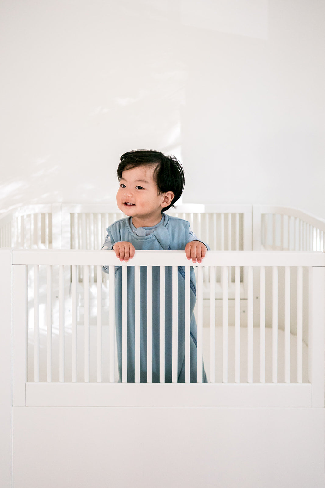 baby pojke i sängen 