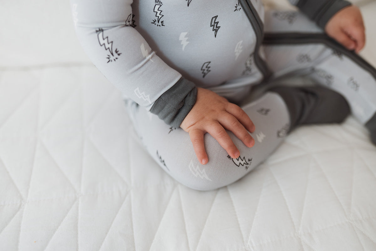 Närbild av pyjamas med blixtar
