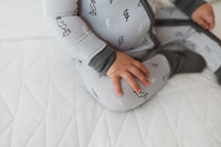 Närbild av pyjamas med blixtar
