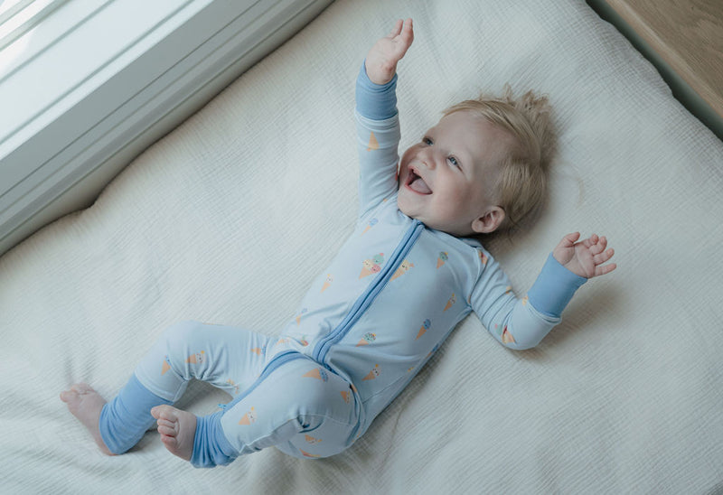 Hel kroppsbild av baby i pyjamas