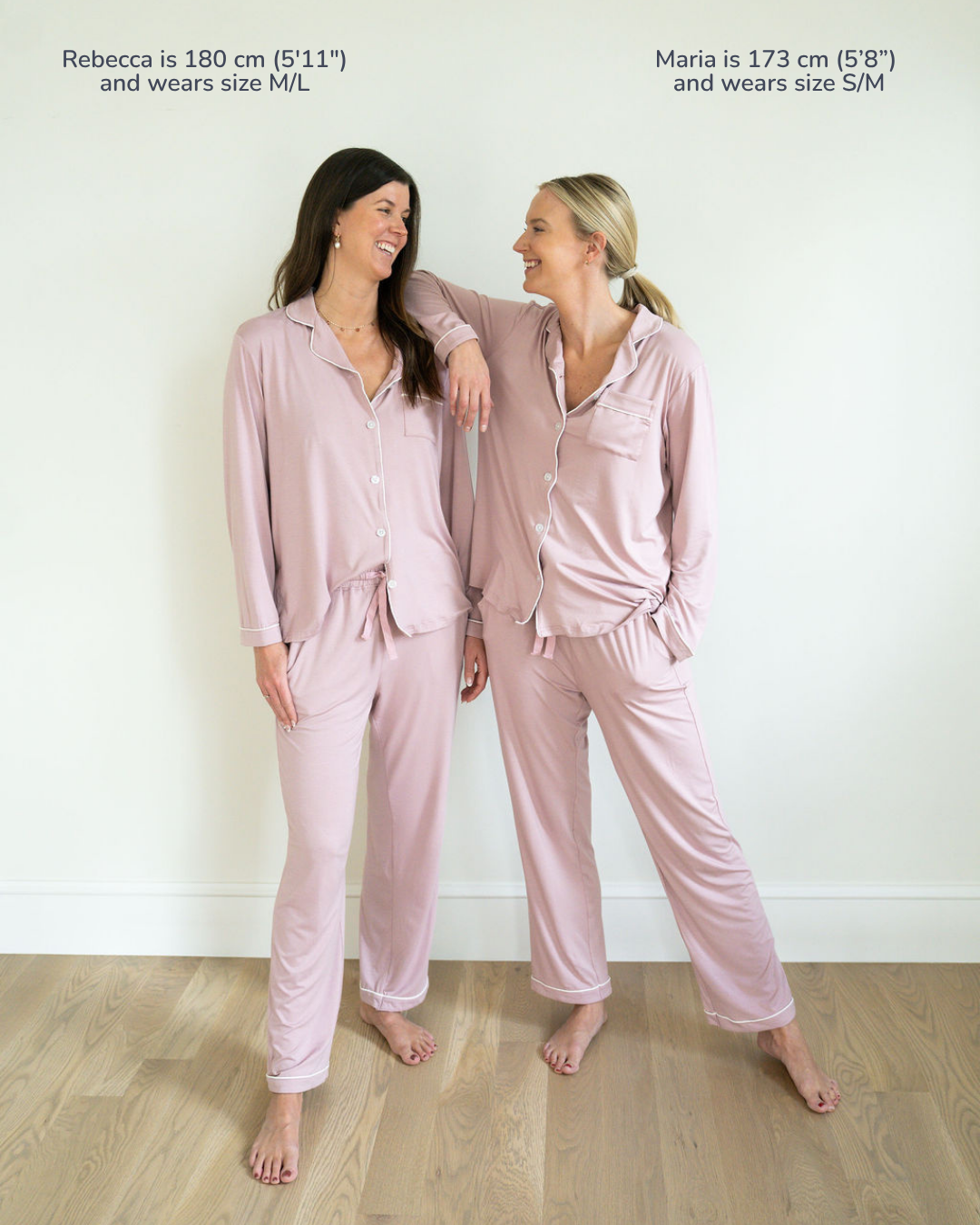 Två kvinnor i rosa pyjamas