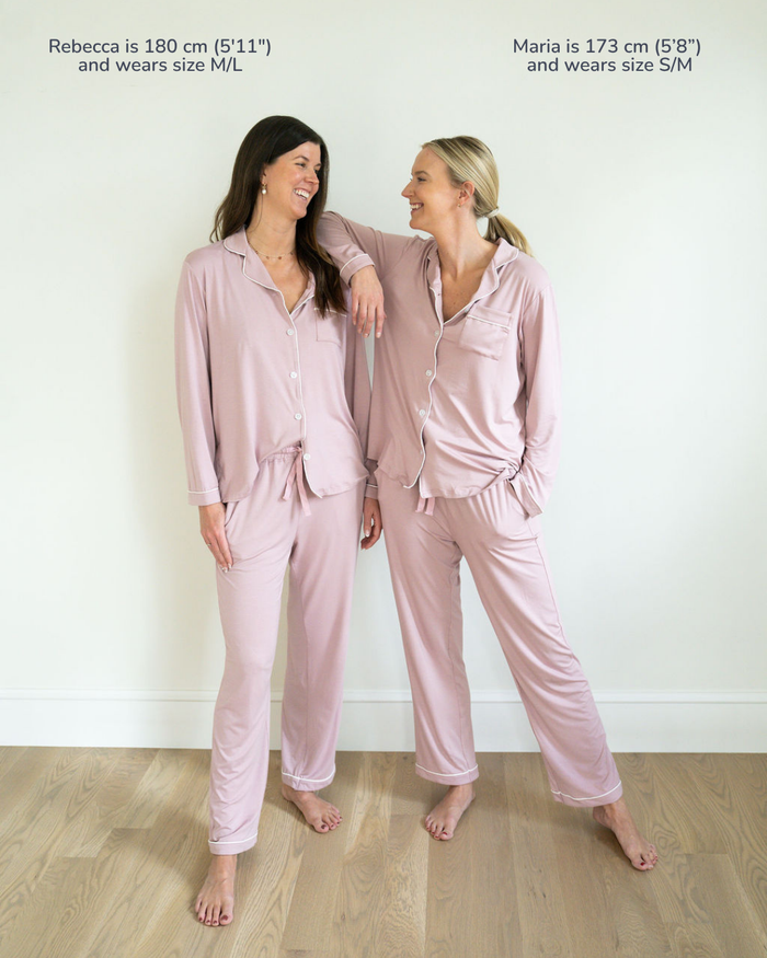 Två kvinnor i rosa pyjamas