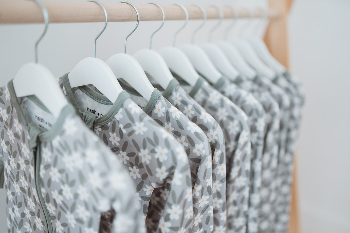 Hela kollektionen av gröna pyjamasar med blommor