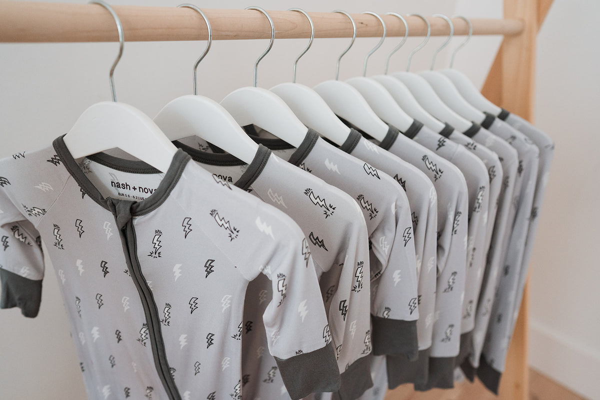 Visar upp hela kollektionen av pyjamas i grå blixtar