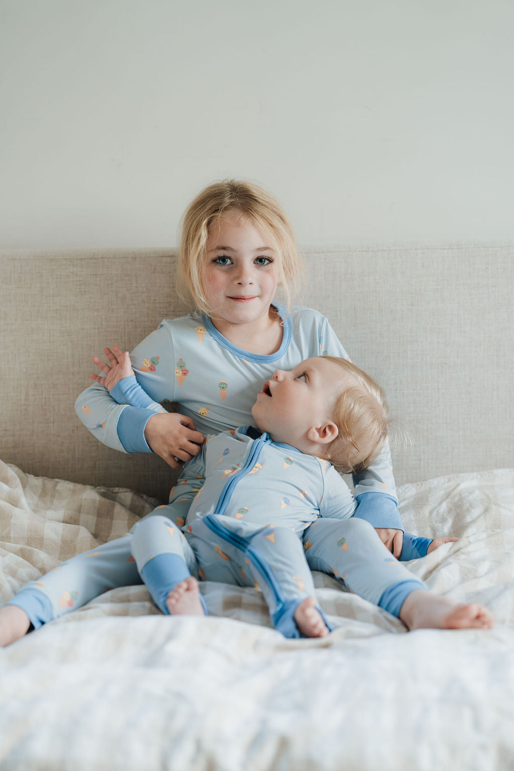 Matchande bambupyjamas för syskon