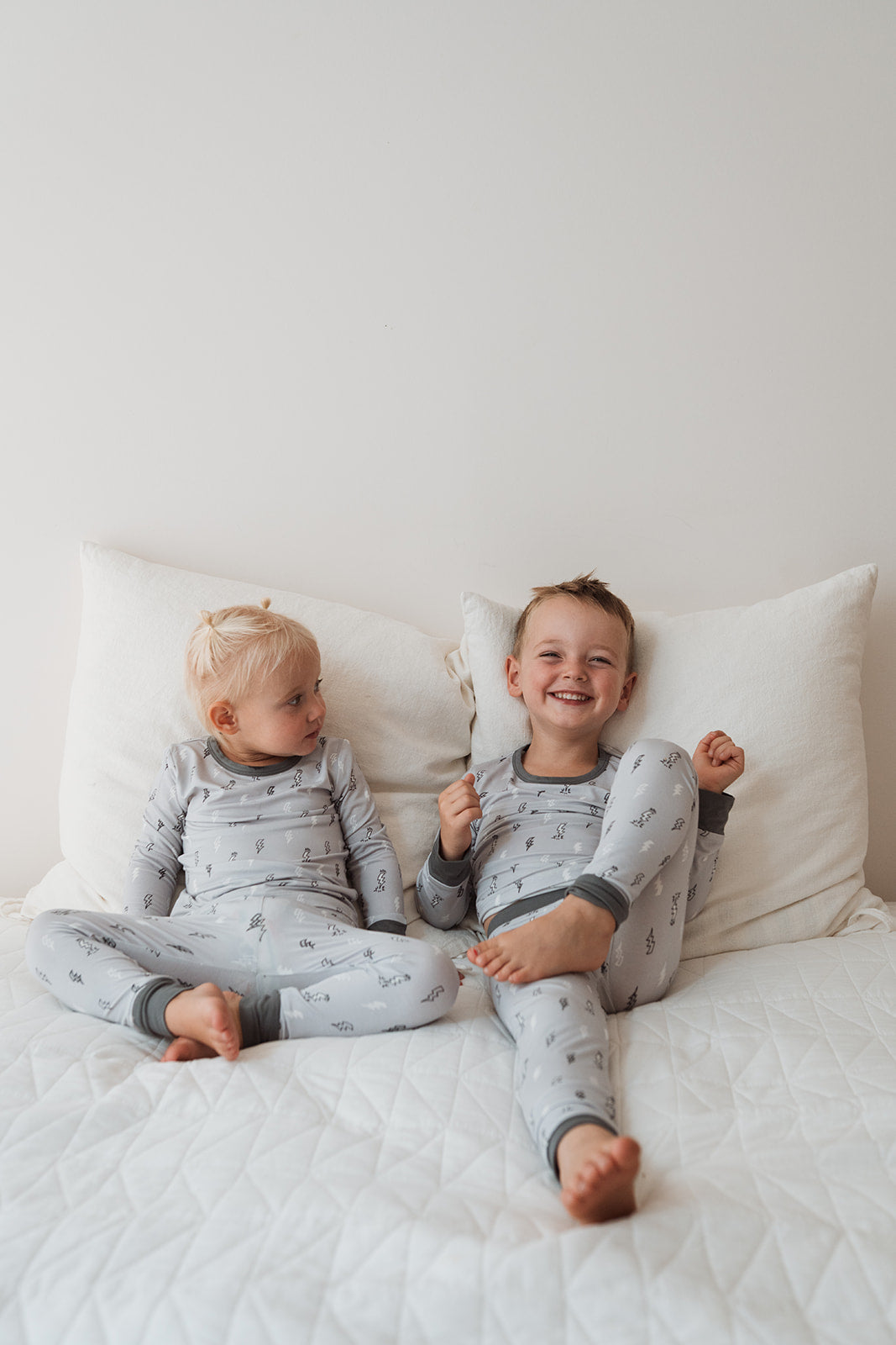 Syskon i matchande pyjamasar