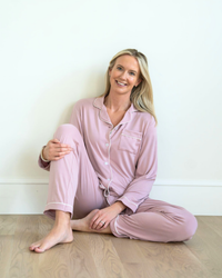 Kvinna sitter och myser i pyjamas
