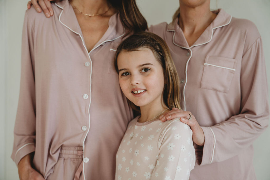 Två kvinnor och ett barn i matchande pyjamasar
