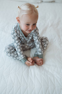 Barn som myser i sängen i pyjamas
