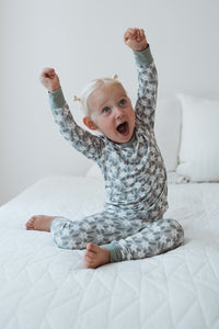 glad flicka i pyjamas