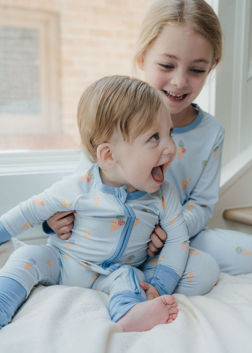 Matchande bambupyjamas för syskon